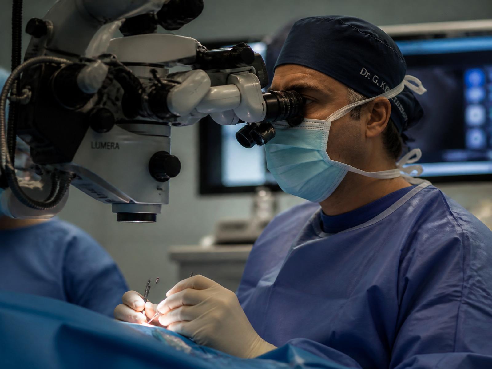 Cirugía oftalmológica de precisión con microscopio quirúrgico — educación médica ILatEM